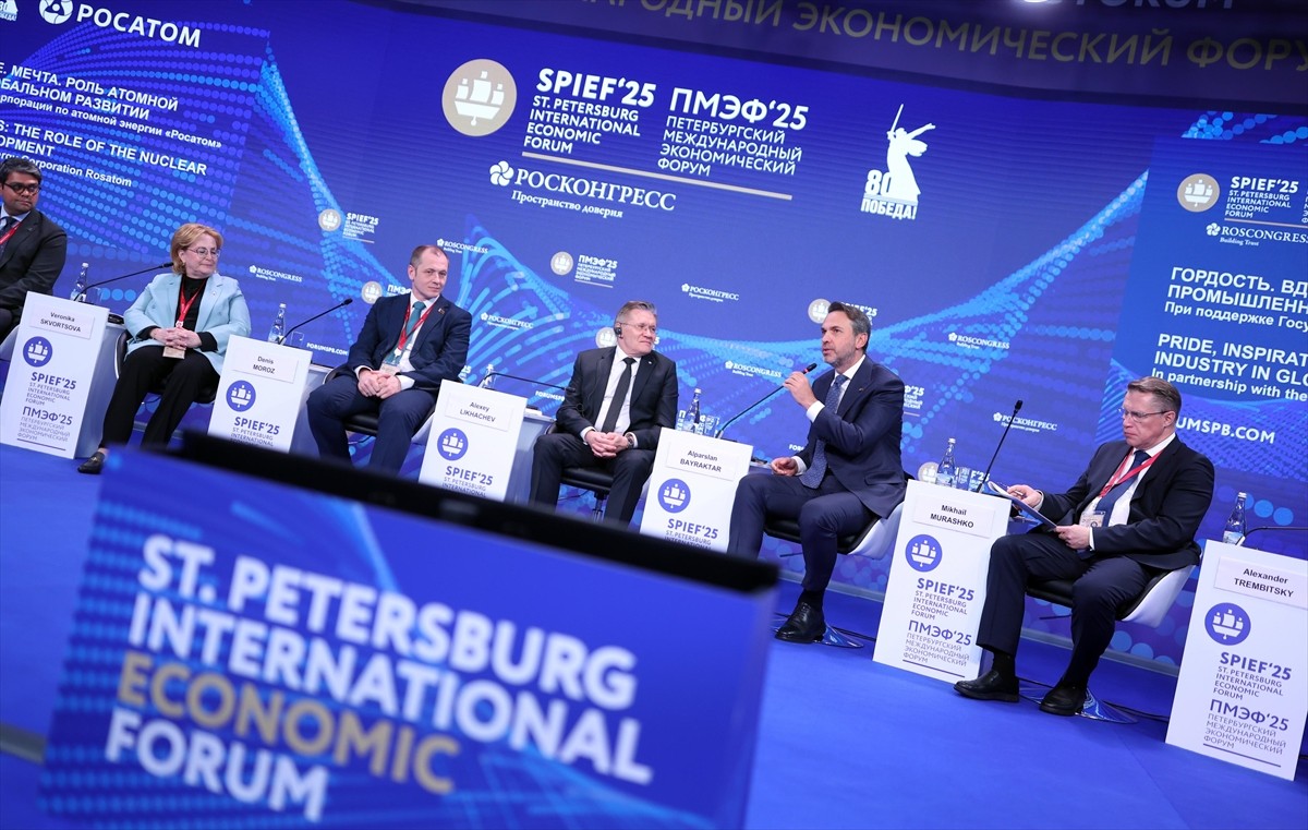 Enerji ve Tabii Kaynaklar Bakanı Alparslan Bayraktar (sağ 2), St. Petersburg Uluslararası Ekonomi...
