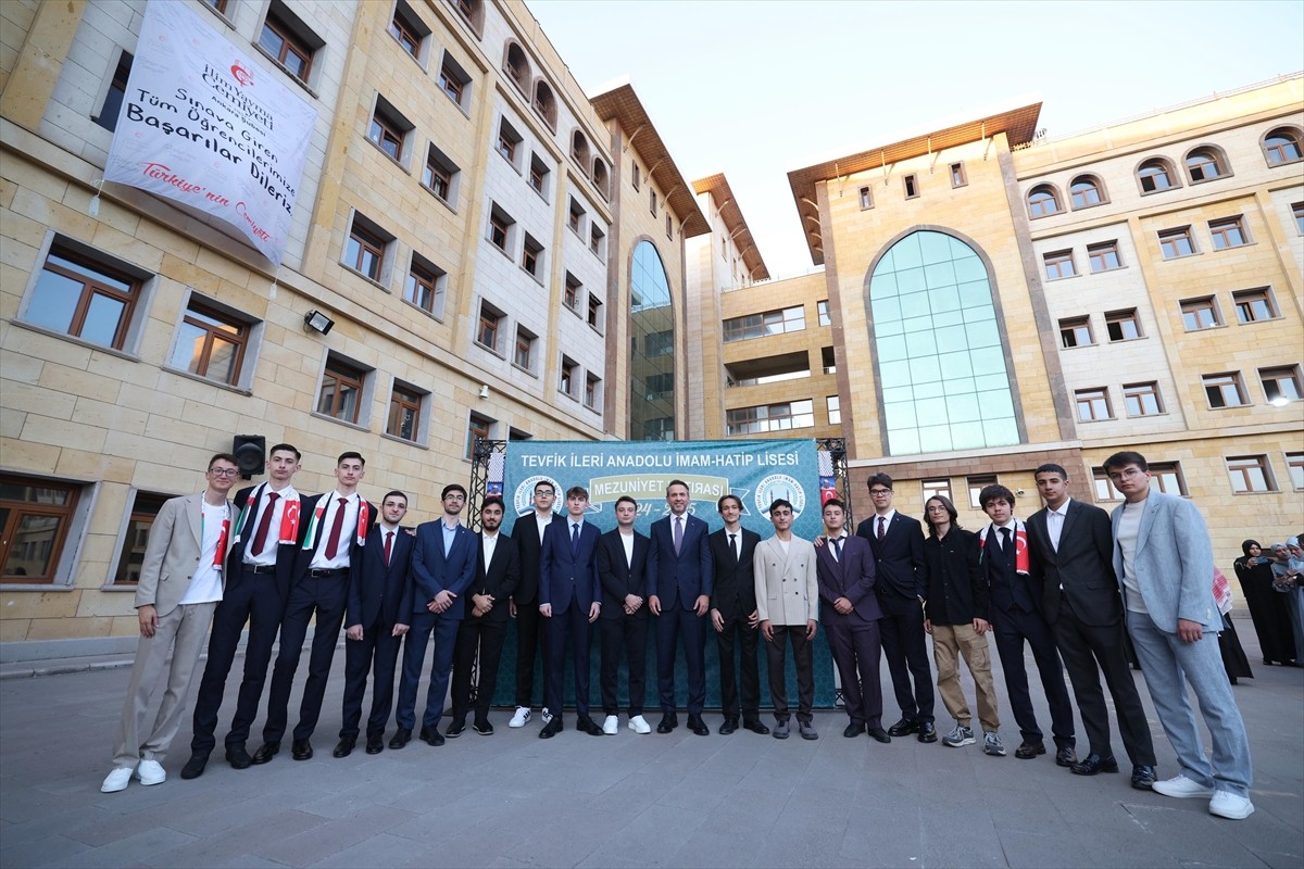 Enerji ve Tabii Kaynaklar Bakanı Alparslan Bayraktar, Tevfik İleri Anadolu İmam Hatip Lisesi'nde...