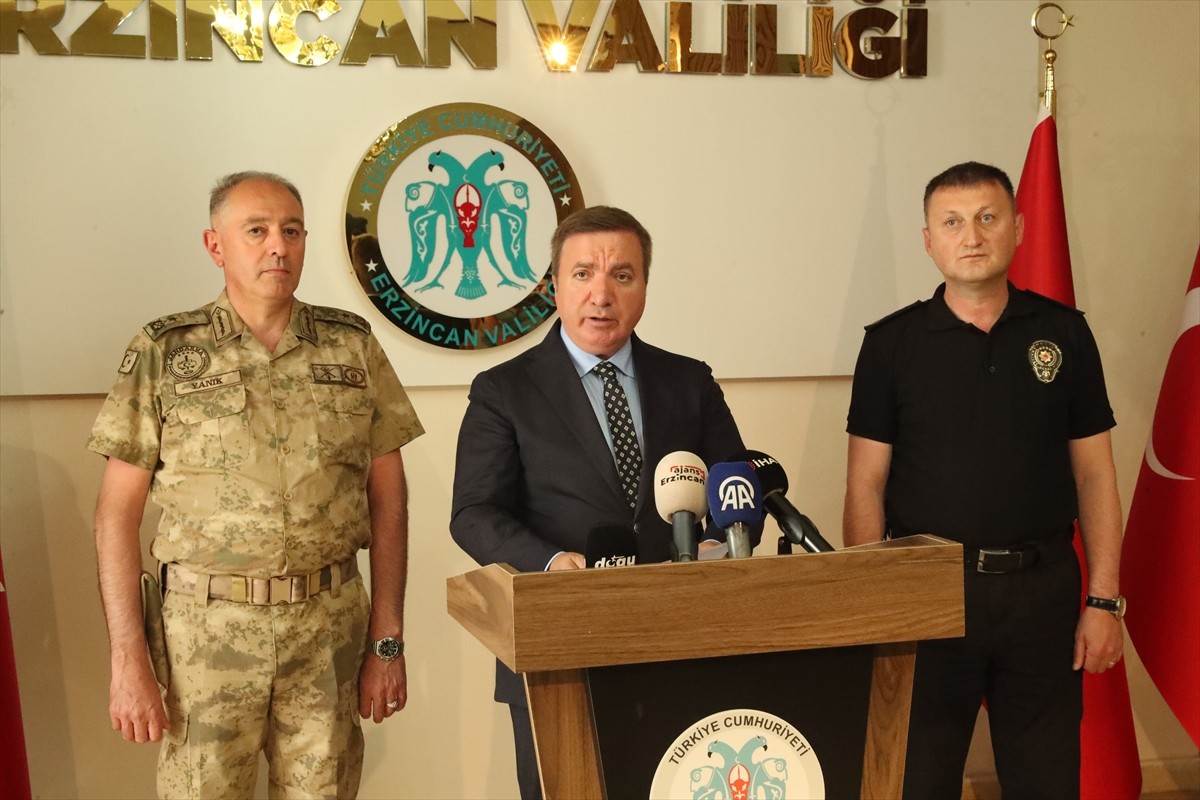 Erzincan Valisi Hamza Aydoğdu (ortada) başkanlığında Valilik Toplantı Salonu'nda "Asayiş ve...