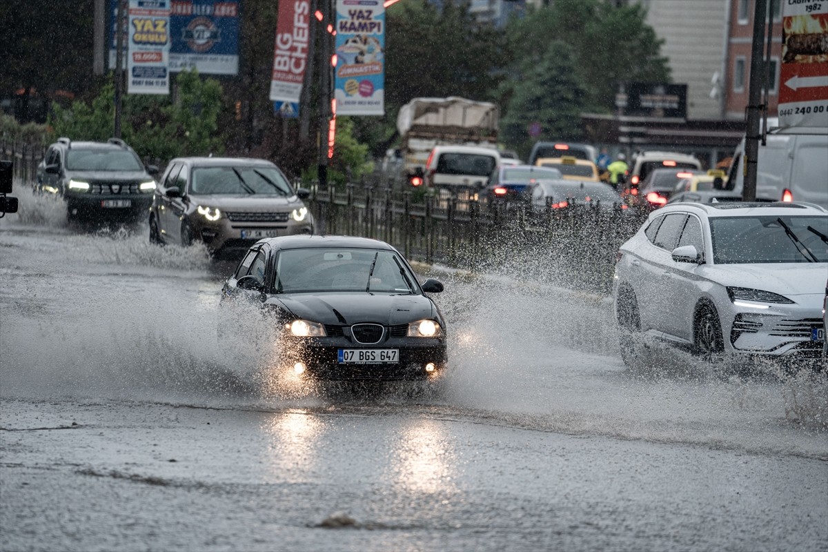  Erzurum'da şiddetli sağanak yaşamı olumsuz etkiledi. Yağmur nedeniyle cadde ve sokaklarda su...