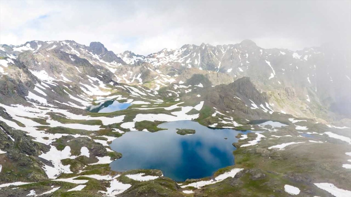 Erzurum'un İspir ilçesindeki 3 bin 200 rakımda bulunan çevresi karla kaplı Yedigöller, doğal...