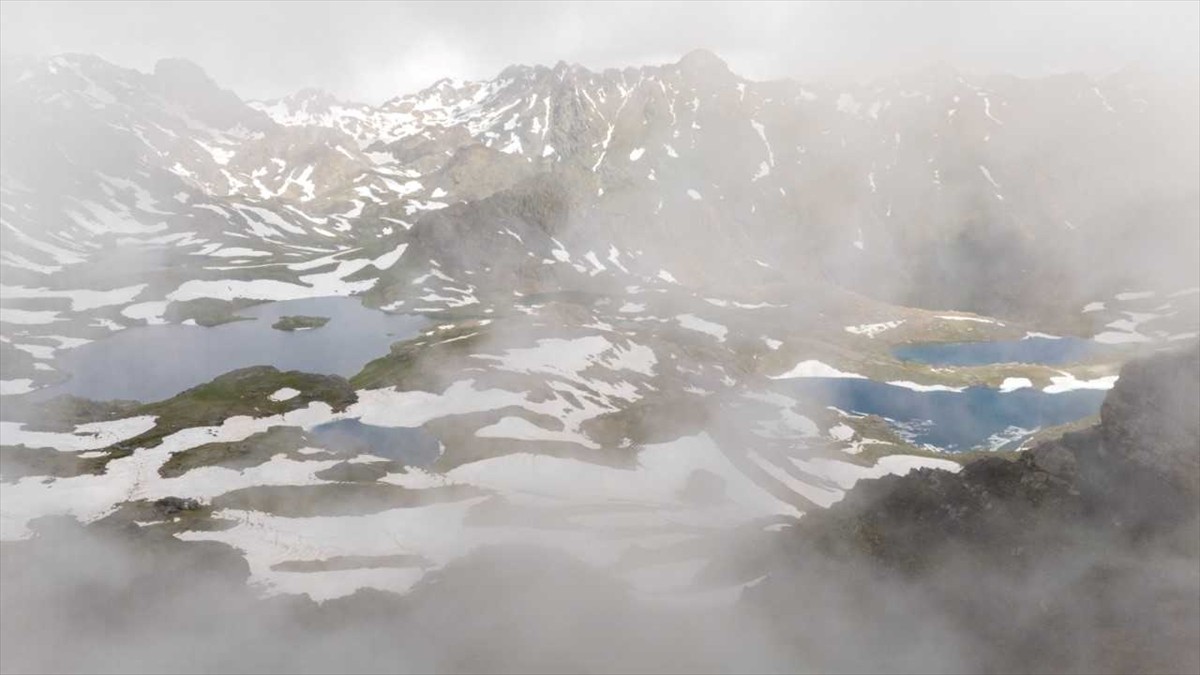 Erzurum'un İspir ilçesindeki 3 bin 200 rakımda bulunan çevresi karla kaplı Yedigöller, doğal...