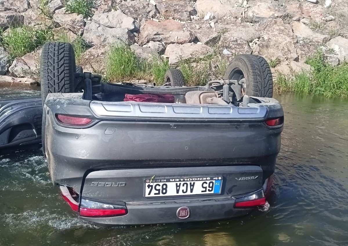 Erzurum'un Karayazı ilçesinde, dereye yuvarlanan otomobildeki aynı aileden 1'i çocuk 3 kişi...
