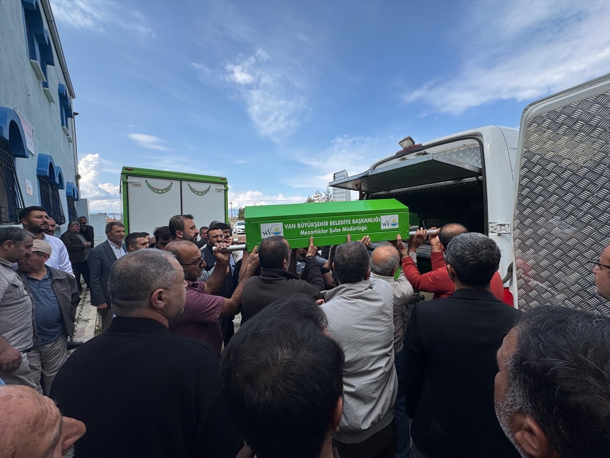 Erzurum'un Karayazı ilçesinde, otomobilin dereye yuvarlandığı kazada hayatını kaybeden aynı...