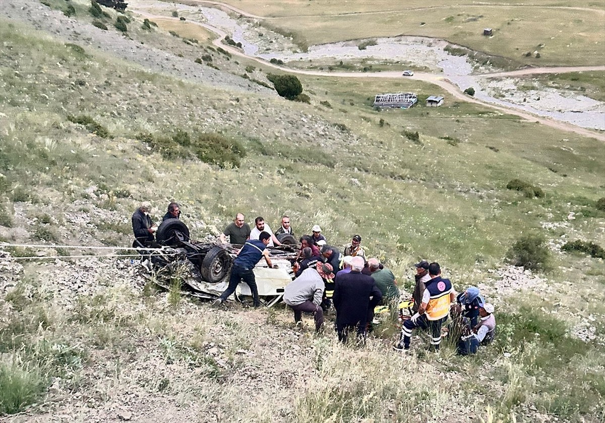 Erzurum'un Oltu ilçesinde şarampole devrilen kamyonetin sürücüsü hayatını kaybetti.
