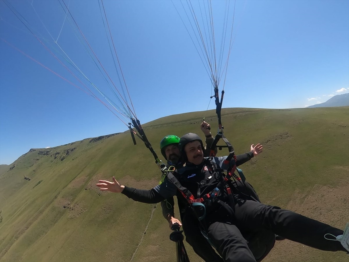 Erzurum Valisi Mustafa Çiftçi (siyah kasklı), kentin yaz turizmine dikkati çekmek amacıyla 2 bin...
