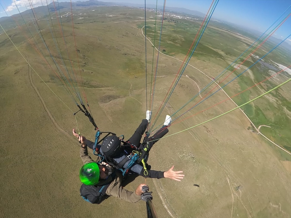 Erzurum Valisi Mustafa Çiftçi (siyah kasklı), kentin yaz turizmine dikkati çekmek amacıyla 2 bin...