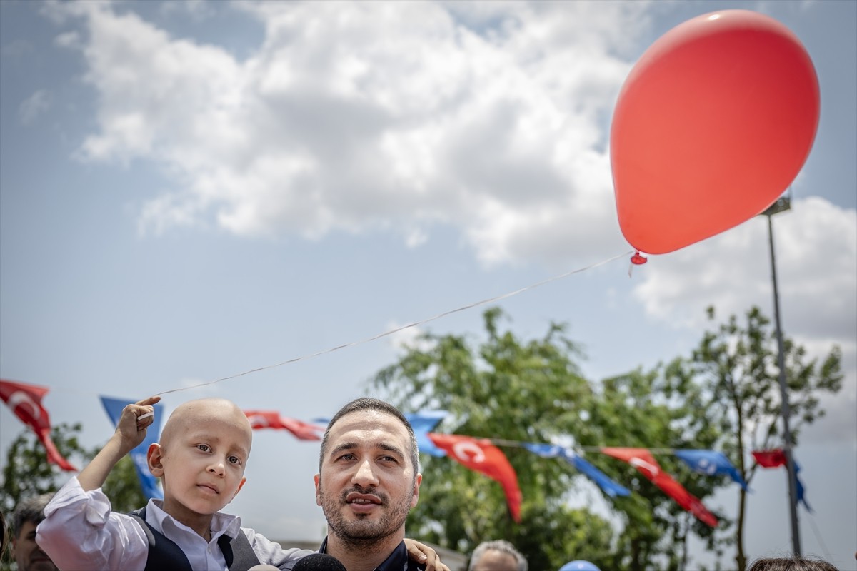Esenler Belediyesi, kanseri yenen 7 yaşındaki Selim Savukduran için balon uçurma etkinliği...
