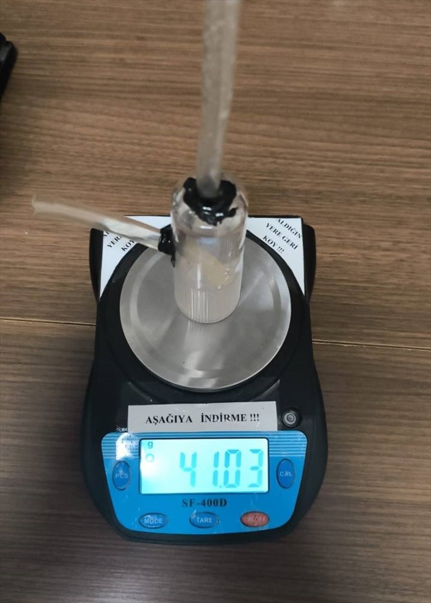 Esenyurt'ta düzenlenen asayiş ve narkotik uygulamasında 2 ruhsatsız tabancanın yanı sıra 2’si...