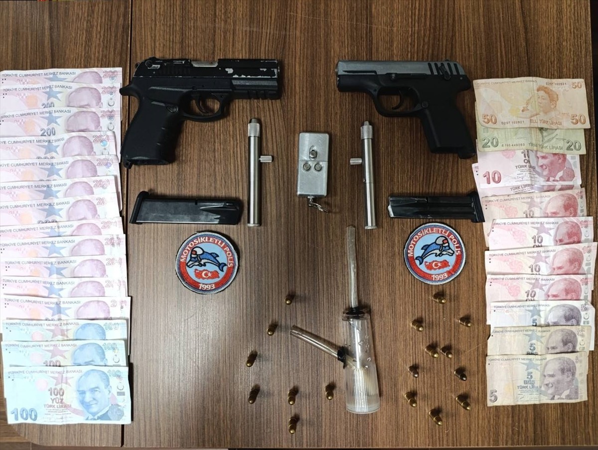 Esenyurt'ta düzenlenen asayiş ve narkotik uygulamasında 2 ruhsatsız tabancanın yanı sıra 2’si...