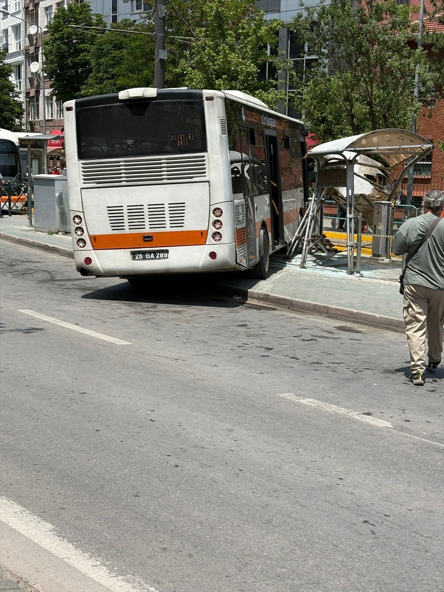 Eskişehir'in Odunpazarı ilçesinde sürücüsünün fenalaşması sonucu kontrolden çıkan belediye...