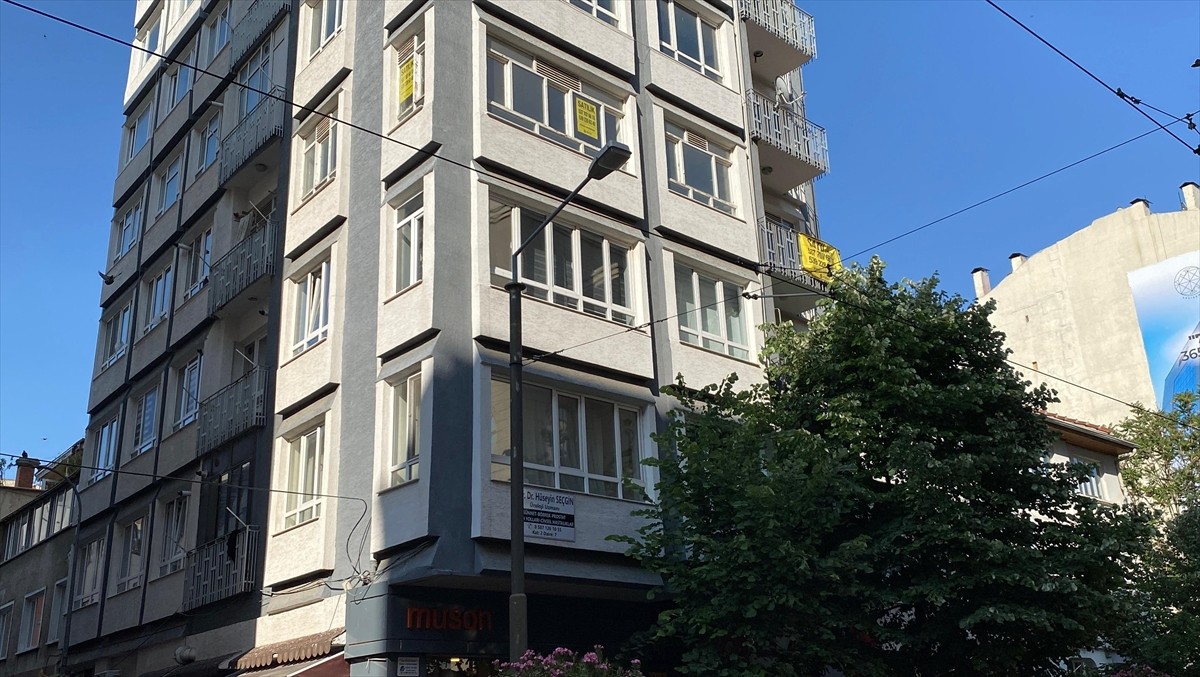 Eskişehir'in Tepebaşı ilçesinde yalnız yaşayan 58 yaşındaki emekli doktor, evinde ölü...