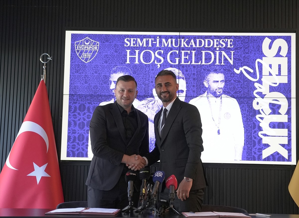 Eyüpspor'da teknik direktörlük görevine getirilen Selçuk Şahin (sağda) ile resmi sözleşme...