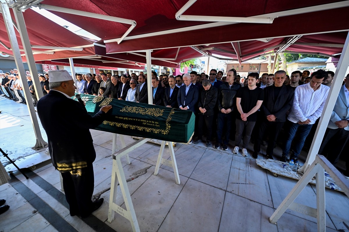 Eyüpspor Kulübü Başkanı Murat Özkaya'nın (sağ 3) 77 yaşında vefat eden babası Ömer Sıtkı Özkaya...