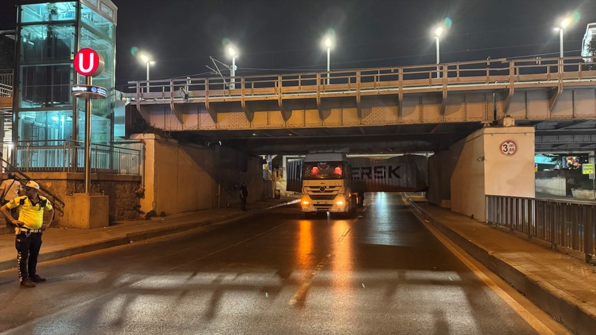 Fatih'te alt geçide takılan tırın dorsesindeki konteyner, yolun ulaşıma kapanmasına neden...