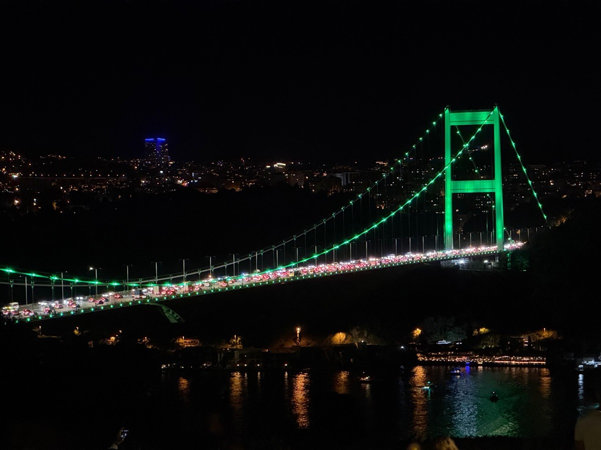 Fatih Sultan Mehmet (FSM) Köprüsü, Skolyoz Farkındalık Günü nedeniyle yeşil renkle...
