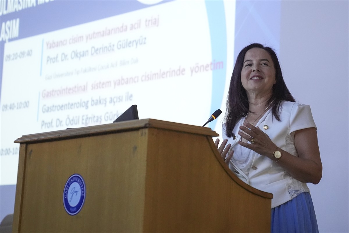 Gazi Üniversitesi tarafından Tıp Fakültesi 75. Yıl Toplantı Salonu'nda çocuklarda yabancı cisim...