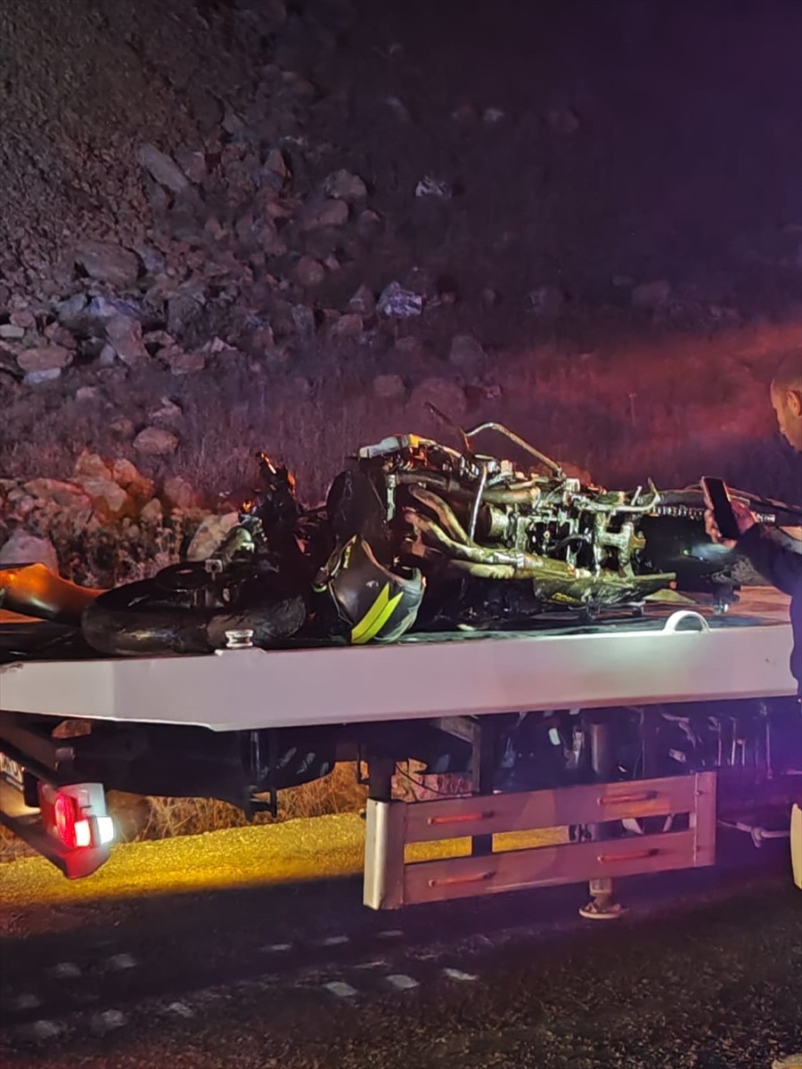 Gaziantep'in İslahiye ilçesinde devrilen motosikletteki 2 kişi hayatını kaybetti.