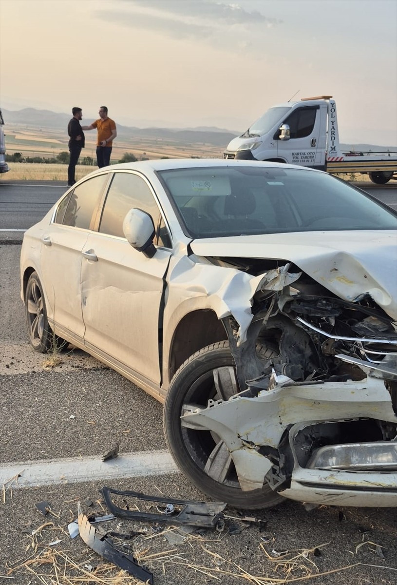Gaziantep'in Nurdağı ilçesinde, biçerdöverle otomobilin çarpışması sonucu 3 kişi...