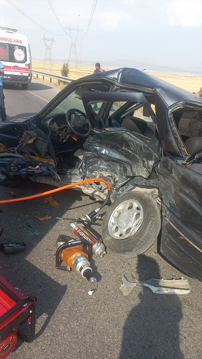 Gaziantep'in Nurdağı ilçesinde, iki otomobilin çarpışması sonucu 1 kişi öldü, 1 kişi yaralandı....