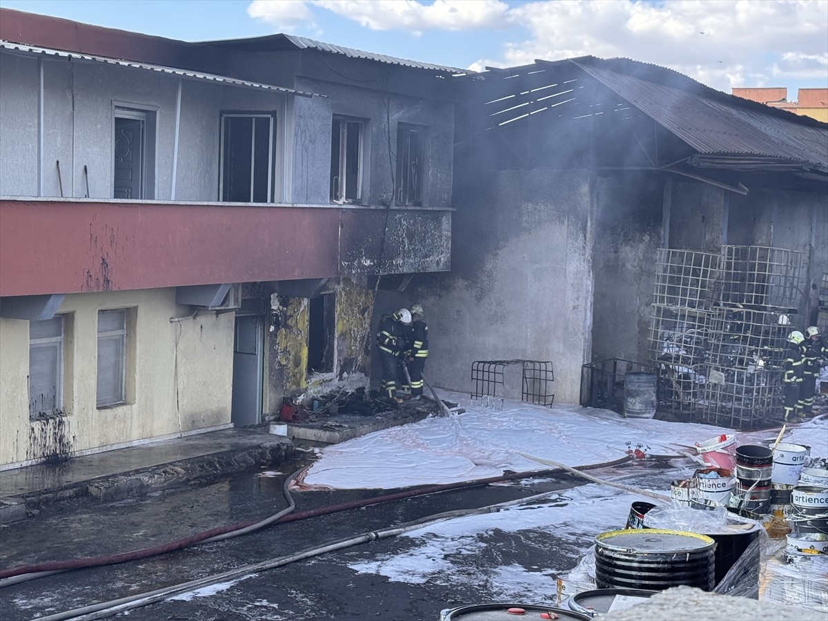 Gaziantep'te geri dönüşüm tesisinde çıkan yangın itfaiye ekiplerince söndürüldü.