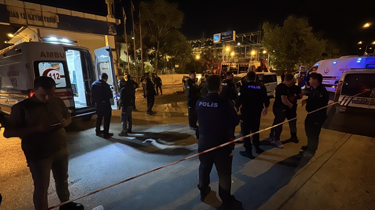 Gaziantep'te otomobil ile hafif ticari aracın çarpışması sonucu 3 kişi yaşamını yitirdi, 5 kişi...