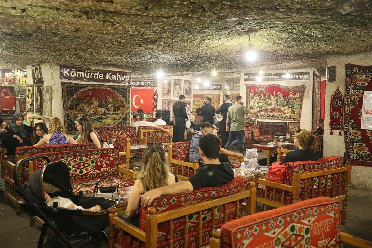 Gaziantep'te Tarihi Yeni Han'daki yaklaşık 500 yıllık Kaleoğlu Mağarası'nda ziyaretçi yoğunluğu...