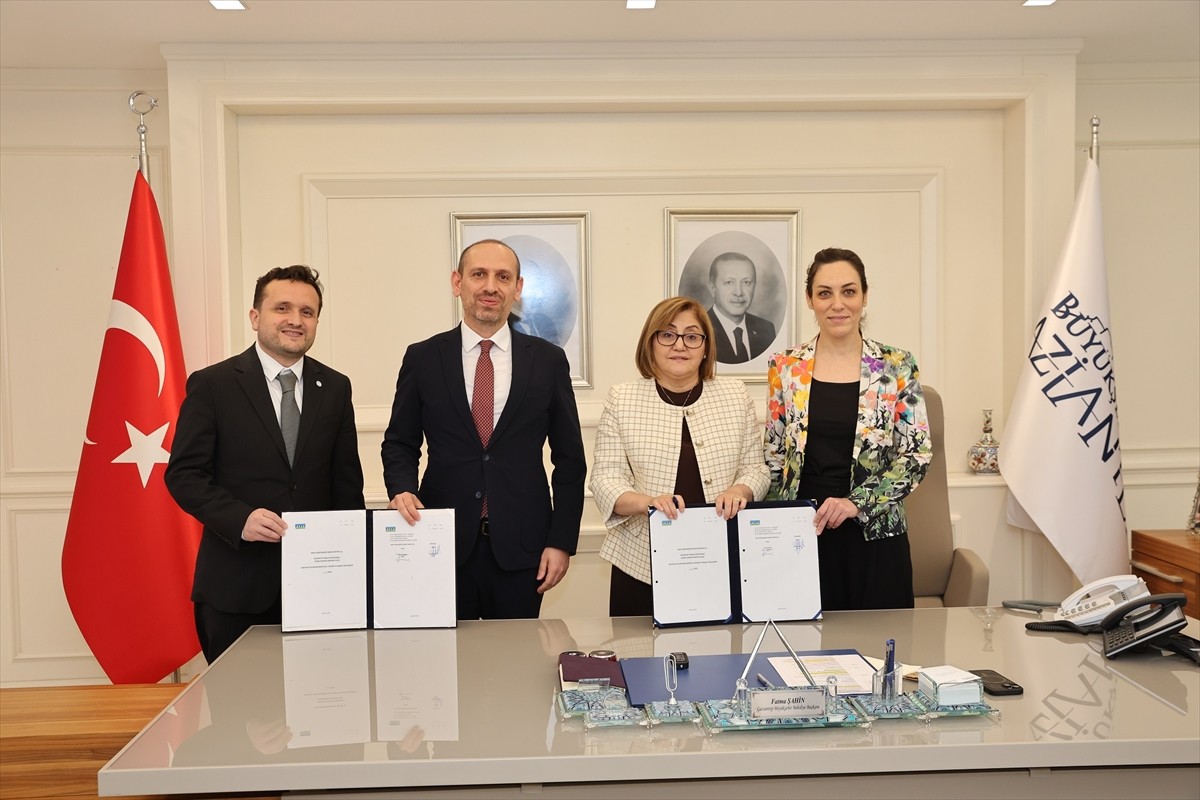 Gaziantep Büyükşehir Belediyesince, 58 megavatlık depolamalı güneş enerji santrali (GES)...