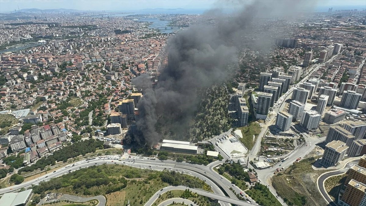 Gaziosmanpaşa'da, bir inşaatta işçilerin kaldığı 3 konteynerde çıkan yangın itfaiye ekiplerince...