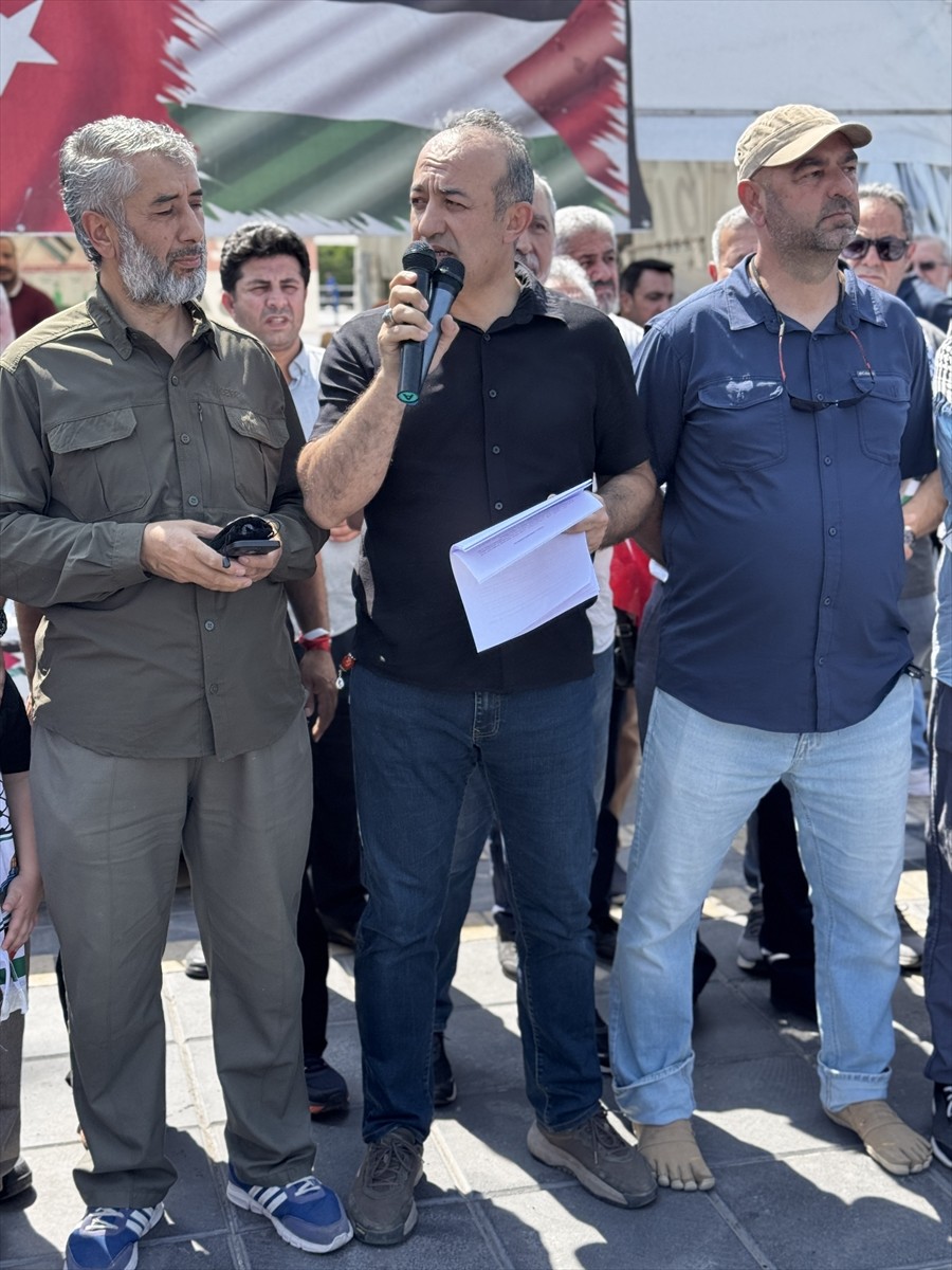 Gazze'deki Filistin halkıyla dayanışma göstermek için Refah Sınır Kapısı'nda düzenlenecek "Küresel...