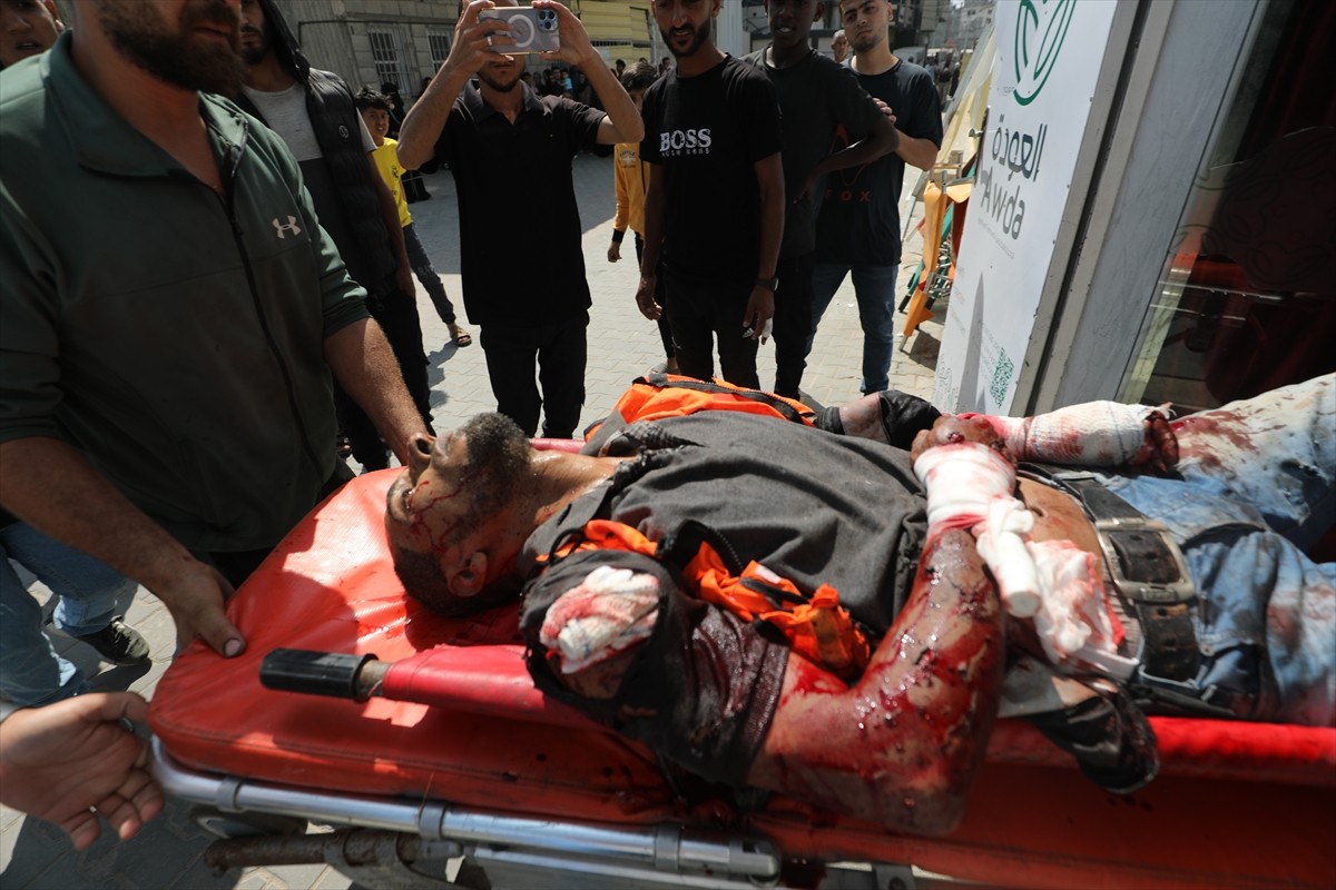 Gazze’nin orta kesimindeki Bureyc Mülteci Kampı’nda İsrail ordusunun su tankerini bombalaması...