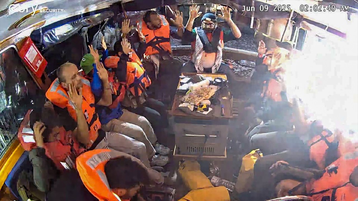 Gazze Şeridi'ne insani yardım ulaştırmak için yola çıkan ve 12 insan hakları savunucusu aktivistin...