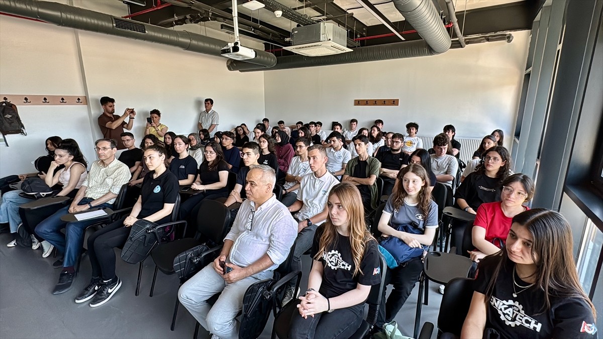 Gebze Teknik Üniversitesi'nde (GTÜ) "Bilim Gençlerle Kazanacak Projesi" kapsamında öğrencilerin...