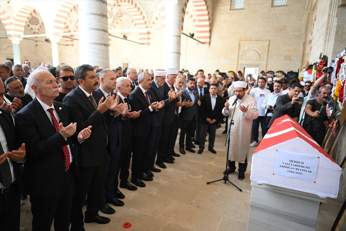 Geçirdiği kalp krizi sonrası hayatını kaybeden Edirne Vali Yardımcısı ve Kapıkulu Sınır Kapısı...