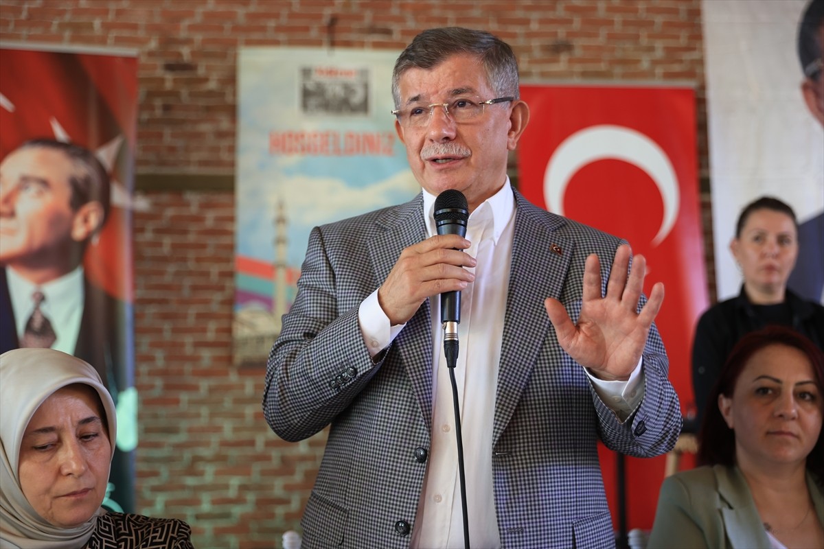 Gelecek Partisi Genel Başkanı Ahmet Davutoğlu Edirne'de partililerle buluştu. Davutoğlu, Karaağaç...