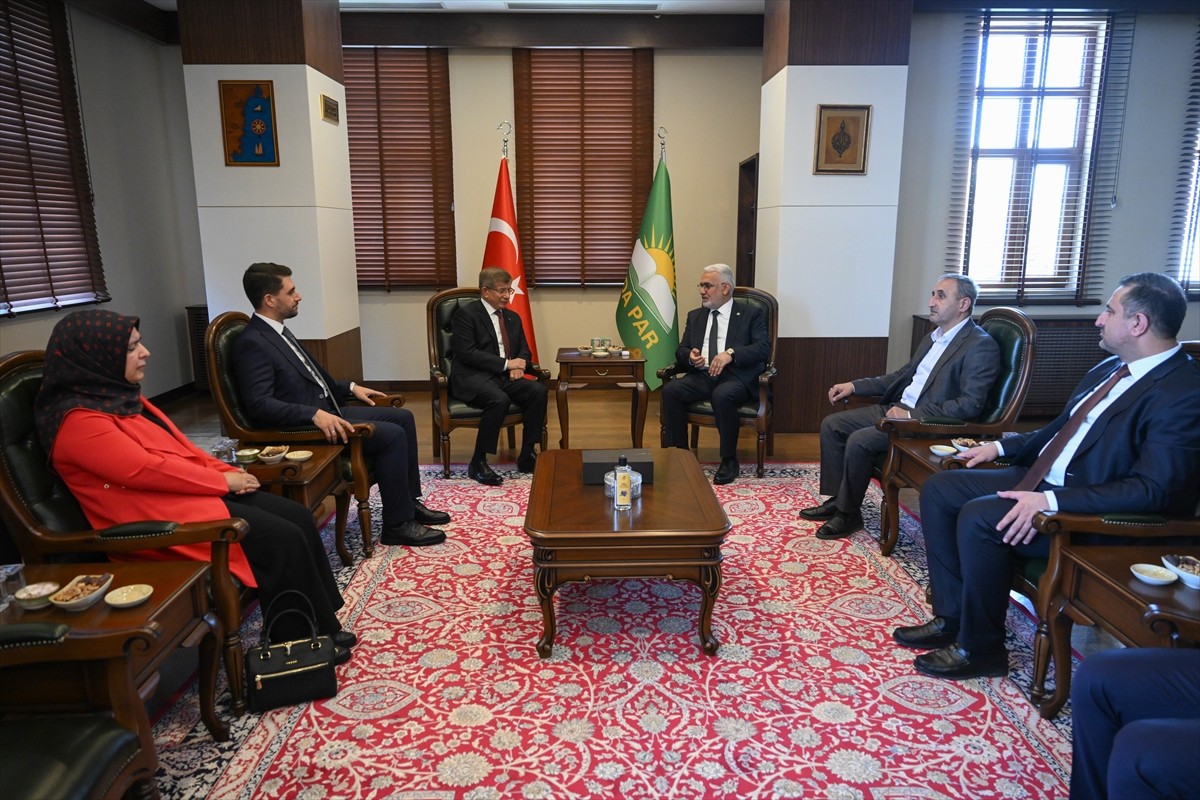 Gelecek Partisi Genel Başkanı Ahmet Davutoğlu (solda), HÜDA PAR Genel Başkanı Zekeriya...
