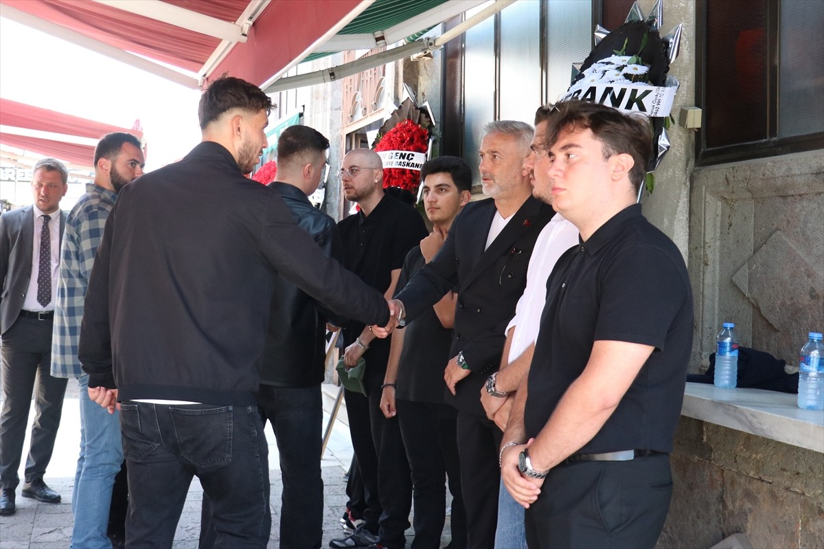 Genç Milli Takımlar Teknik Koordinatörü Hami Mandıralı'nın kayınpederi Süleyman Şahinoğlu'nun...