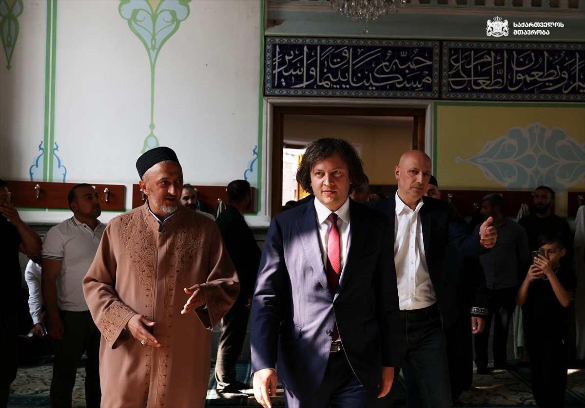 Gürcistan Başbakanı İrakli Kobakhidze, Tiflis Cuma Camisi'ni ziyaret ederek Müslümanların Kurban...
