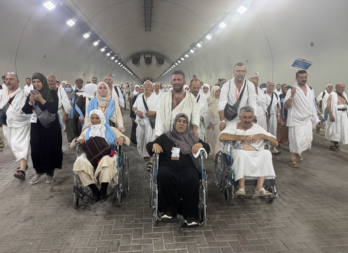 Hac ibadetini yerine getirmek üzere kutsal topraklarda bulunan yaklaşık 2 milyon Müslüman, hacı...