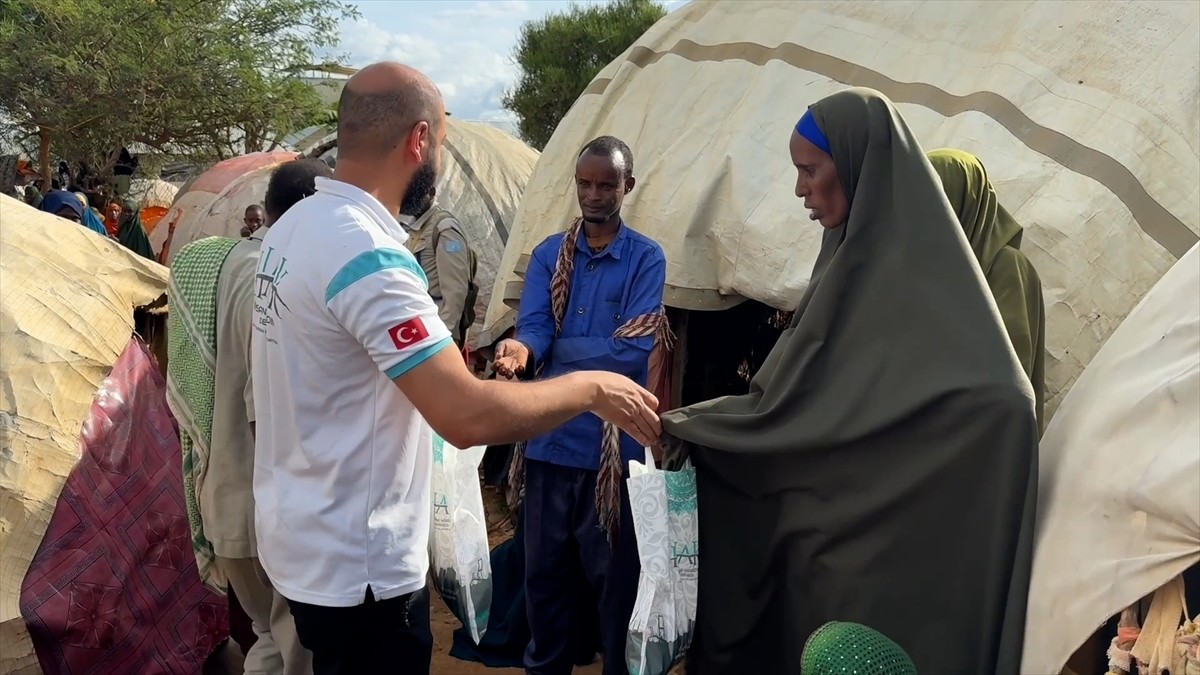 Hak İnsani Yardım Derneği, Somali'de 7 binden fazla kişiye gıda ve giyim desteği sağladı.