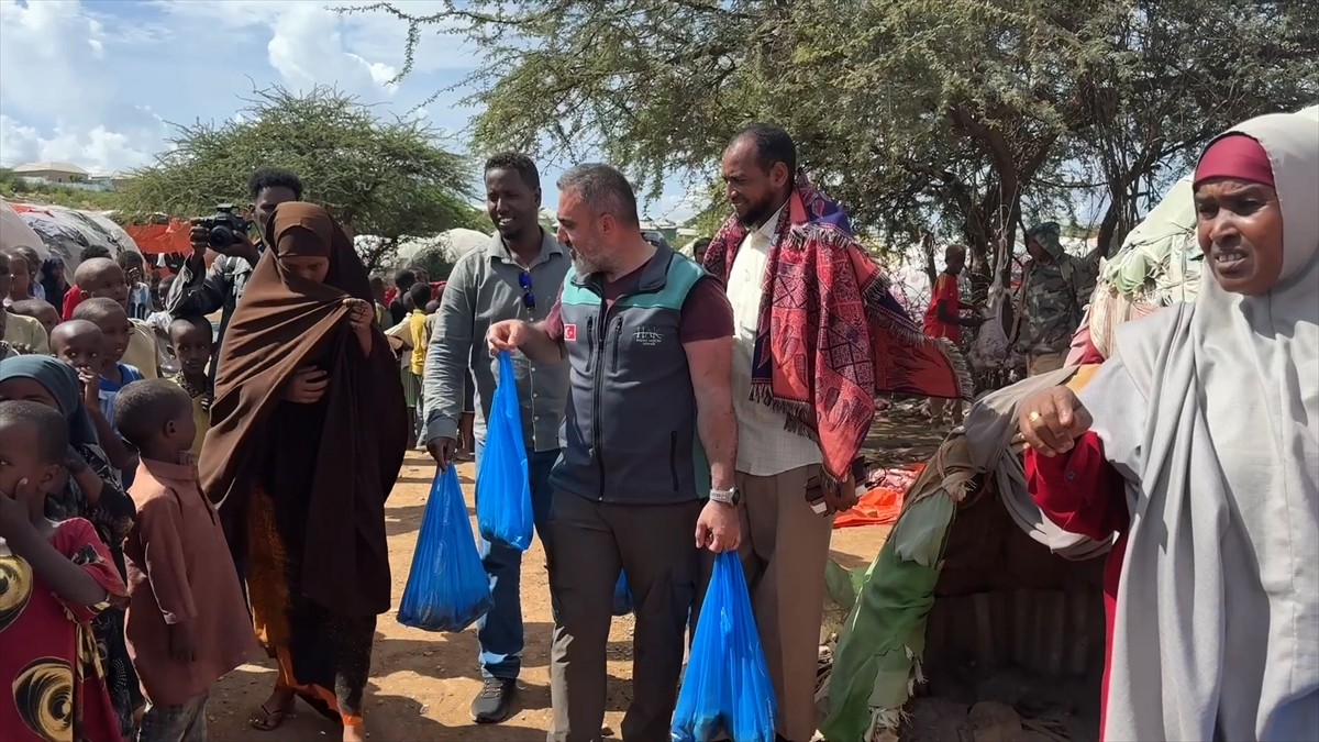 Hak İnsani Yardım Derneği, Somali'de 7 binden fazla kişiye gıda ve giyim desteği sağladı.