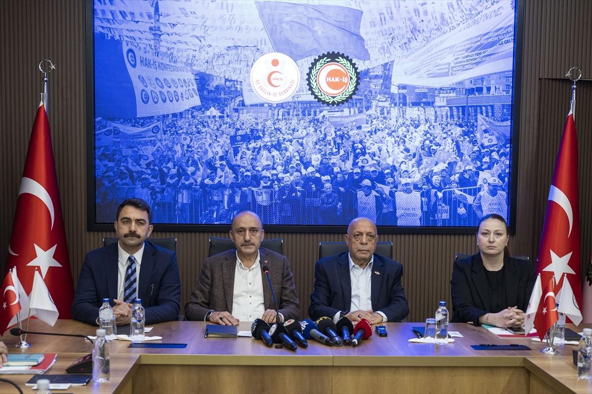 HAK-İŞ Genel Başkanı Mahmut Arslan, Öz Sağlık-İş Sendikası'nı ziyaret etti. Programda, Öz...