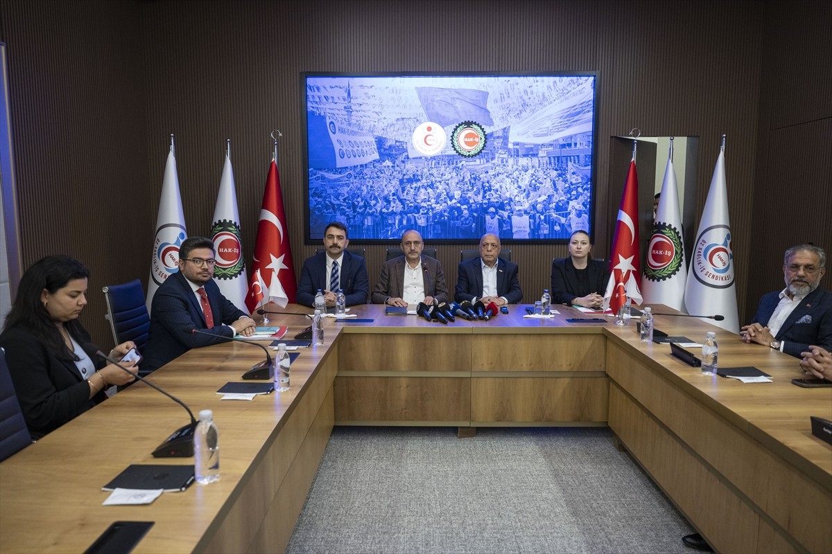 HAK-İŞ Genel Başkanı Mahmut Arslan, Öz Sağlık-İş Sendikası'nı ziyaret etti. Programda, Öz...