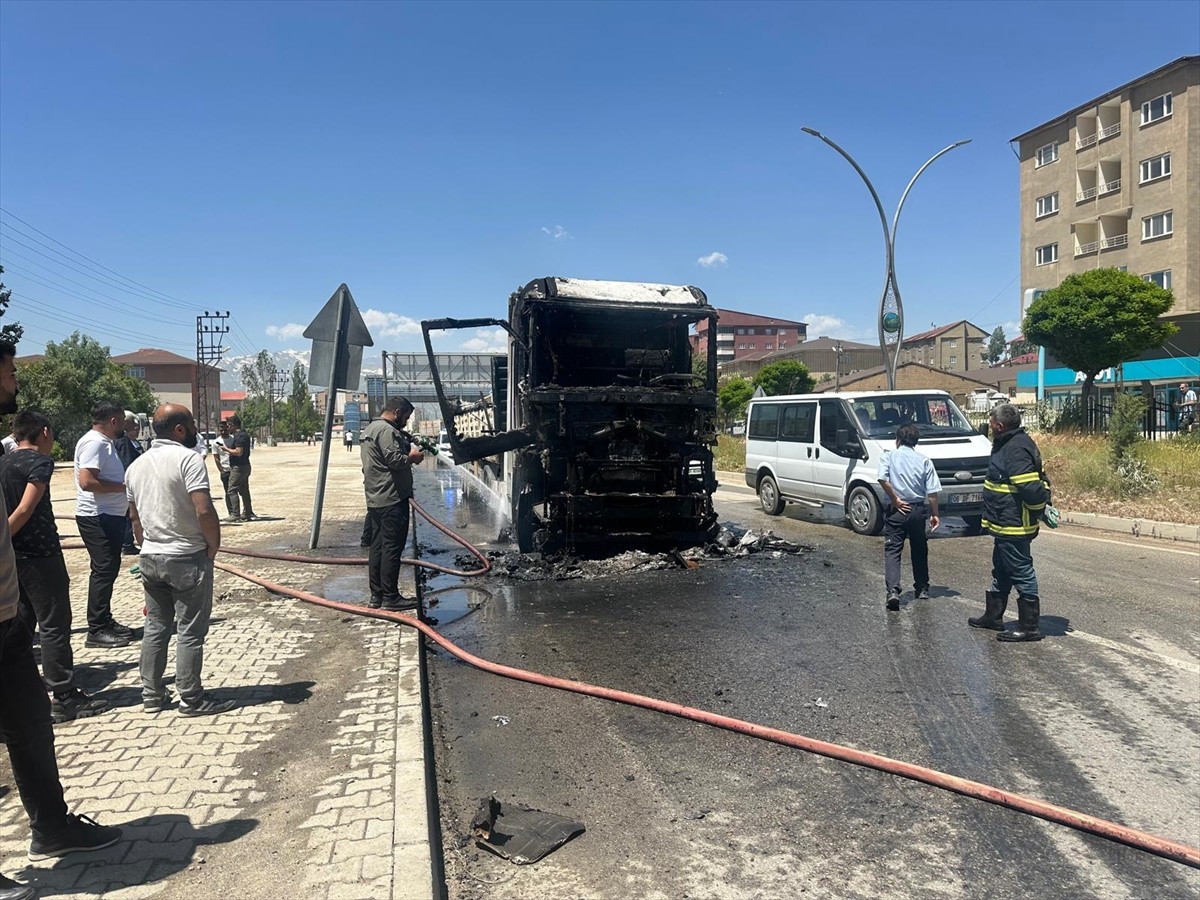 Hakkari'nin Yüksekova ilçesinde, tırın çekicisinde çıkan yangın söndürüldü.