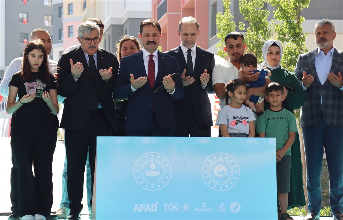 Hatay'da, 6 Şubat 2023'teki depremlerden etkilenen afetzedeler için yapılan 21 bin 114 konut ve...