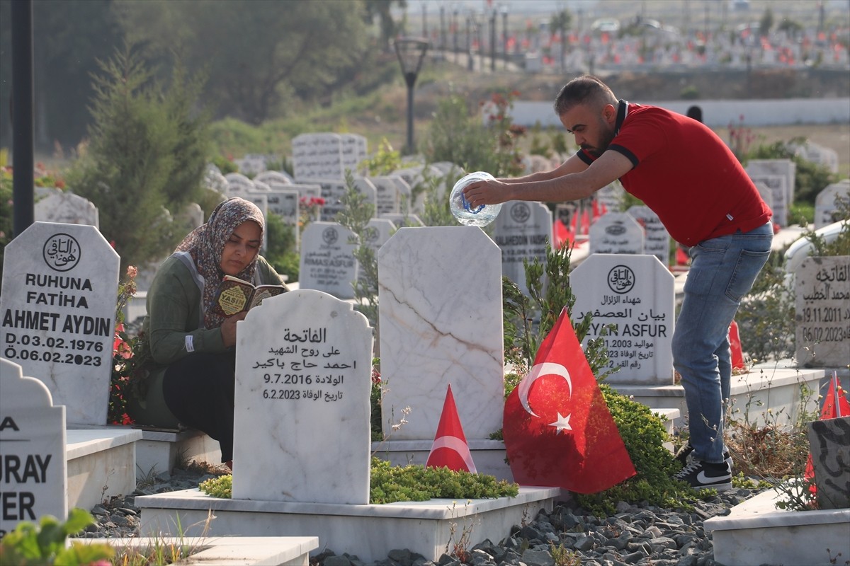 Hatay'ın Antakya ilçesinde 6 Şubat 2023'teki afette yakınlarını kaybedenler, Kurban Bayramı'nın...
