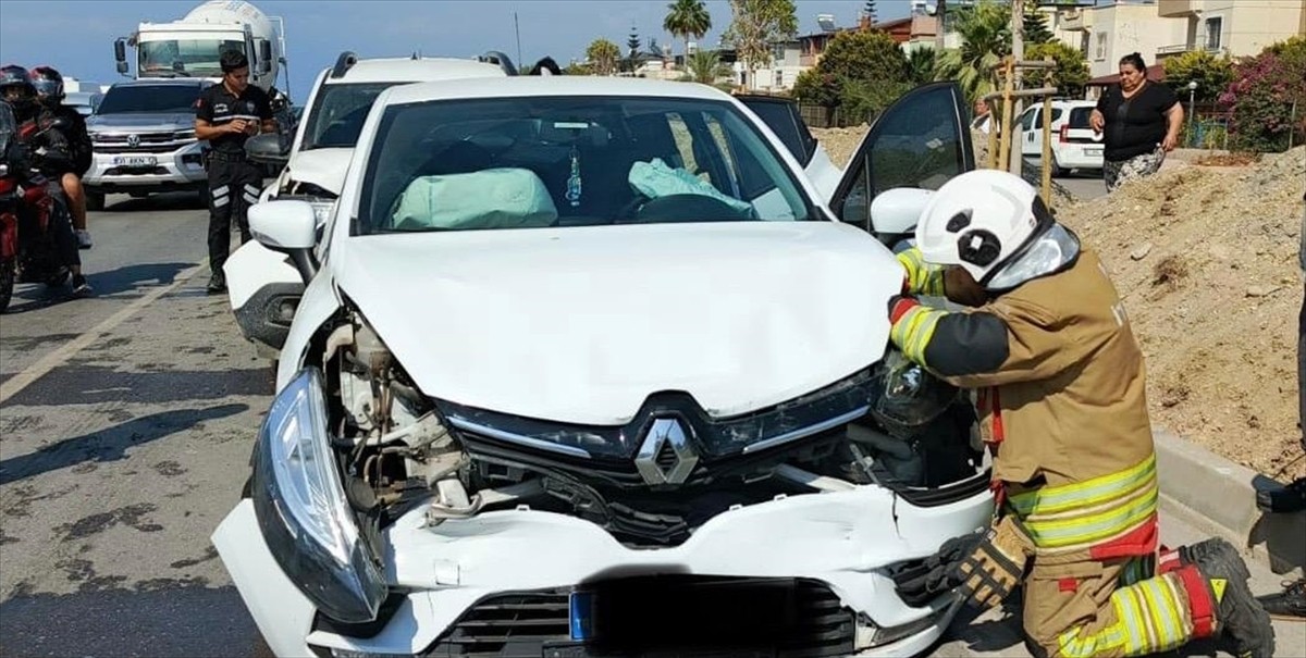 Hatay'ın Arsuz ilçesinde 5 aracın karıştığı zincirleme trafik kazasında 1 kişi yaralandı.