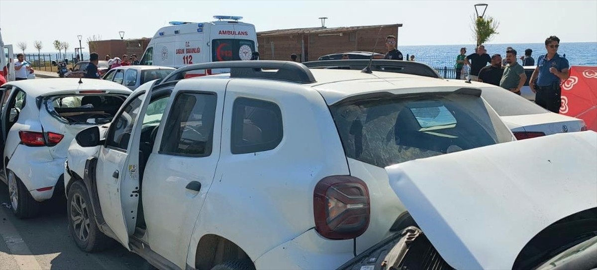 Hatay'ın Arsuz ilçesinde 5 aracın karıştığı zincirleme trafik kazasında 1 kişi yaralandı.