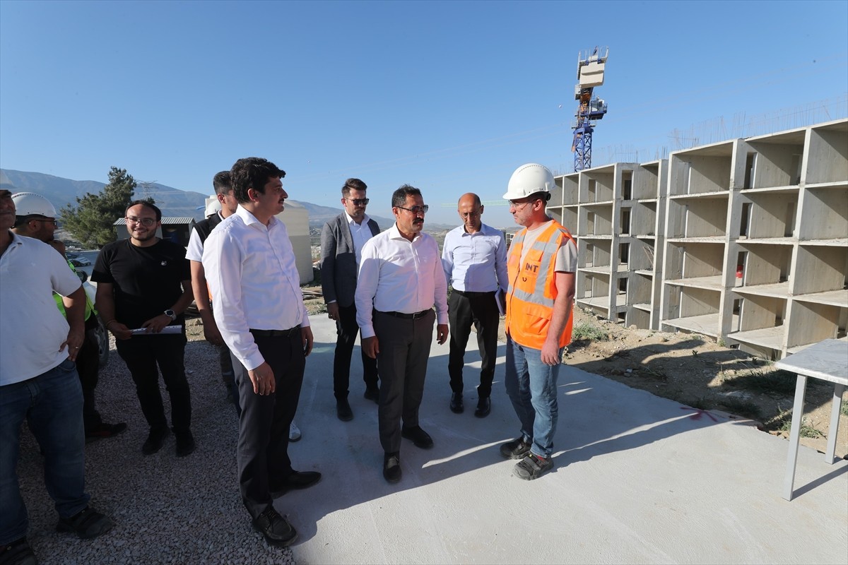 Hatay'ın Defne ilçesinde, 6 Şubat 2023'teki depremlerin ardından yapımına başlanan 2 bin 442 afet...