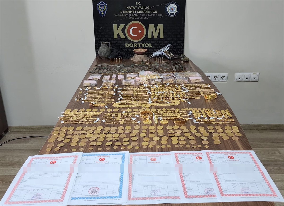 Hatay'ın Dörtyol ilçesinde, darphane basımı olmayan ve düşük ayarlı altın sattıkları iddiasıyla 5...